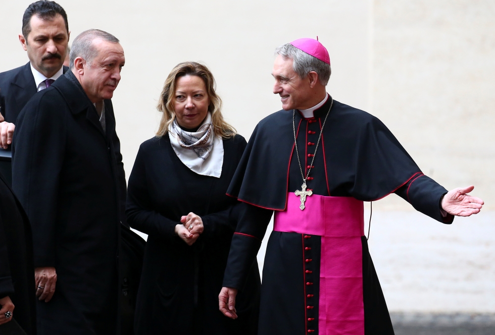Turkish President Tayyip Erdogan is welcomed by archbishop Georg Ganswein as he arrives to attend a private audience with Pope Francis at the Vatican February 5, 2018. REUTERS/Alessandro Bianchi
