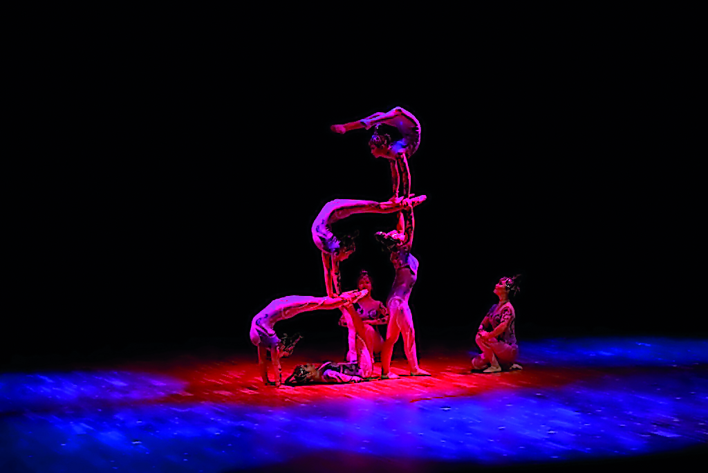 The members of Wuhan Acrobatics Troupe display masterful contortion skills at Katara Drama Theatre on Monday night.