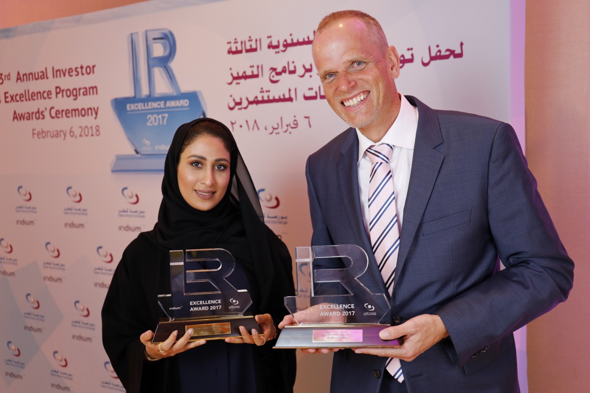 Andreas Goldau_Director - Investor Relations, QG-Investor Relations, and Sara Ibrahim Al Sayed, Senior Analyst, Investor Relations, Ooredoo Group Finance, with the Excellence Awards.