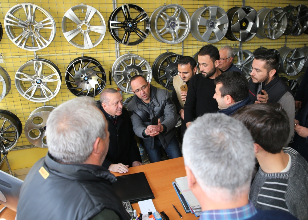President of Turkey Recep Tayyip Erdogan (2nd L) visits a tyre shop on the route to the Presidential Complex in Ankara, Turkey on February 12, 2018. ( Turkish Presidency / Murat Cetinmuhurdar / Anadolu Agency)