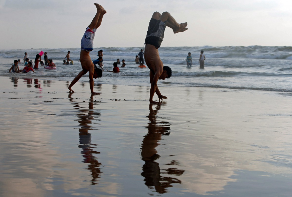 Palestinians spend time on a beach in a warm weather in Gaza City, July 7, 2017 (Reuters / Mohammed Salem) 