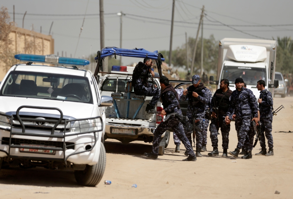 Hamas police mobilize in the street in Nuseirat, south of Gaza City on March 22, 2018, as they carry out a raid that resulted in the arrest of a suspect in a recent bomb attack against the Palestinian prime minister, officials said. (AFP / MAHMUD HAMS)