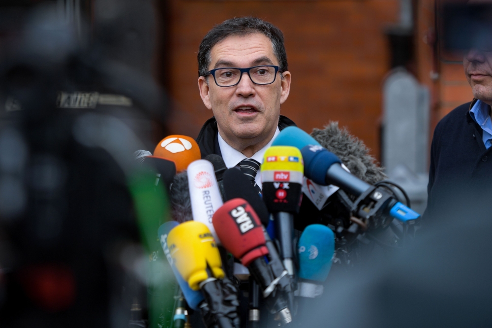 Jaume Alonso-Cuevillas, lawyer of former Catalan regional president Carles Puigdemont, addresses journalists as he leaves the prison (Justizvollzugsanstalt - JVA) of Neumuenster, northern Germany, where Puigdemont is detained, on March 27, 2018. AFP / Axe