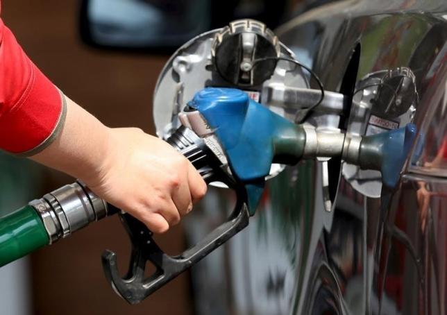 A female employee fills the tank of a car at a petrol station in Cairo, February 24, 2016 (Reuters / Mohamed Abd El Ghany) 