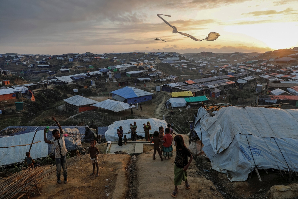 Rohingya refugee children fly improvised kites at the Kutupalong refugee camp near Cox's Bazar, Bangladesh December 10, 2017. Reuters/Damir Sagolj