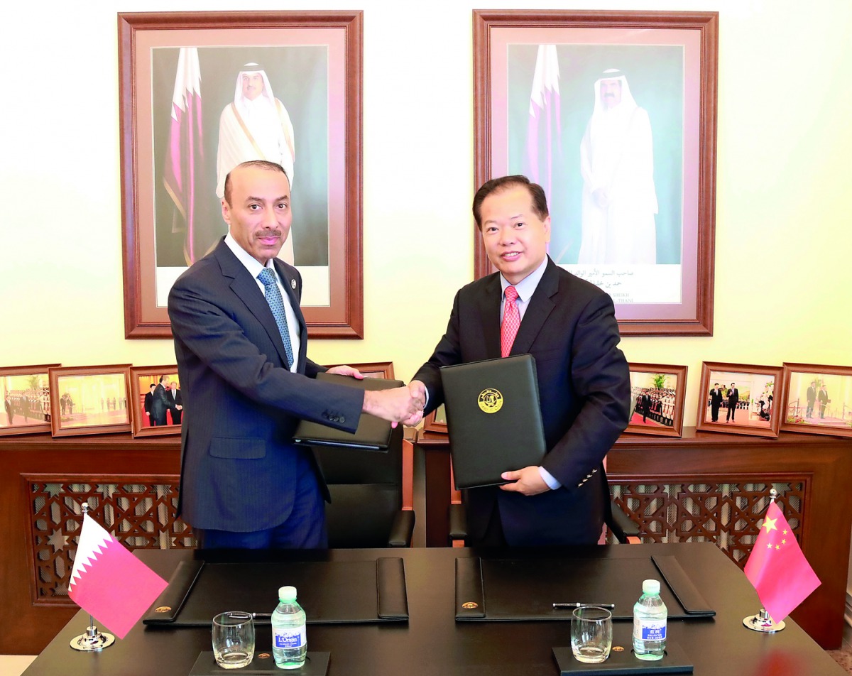 Qatar’s Ambassador to China, Sultan bin Salmeen Al Mansouri and Wang Jin Qin, representative of the Government of the People’s Republic of China, after signing the agreement. 