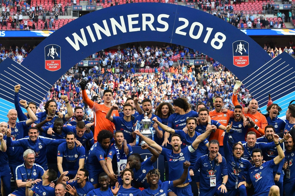 Chelsea players celebrate with the trophy after their victory in the English FA Cup final football match between Chelsea and Manchester United at Wembley stadium in London on May 19, 2018. AFP / Glyn KIRK / 