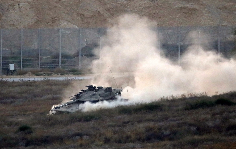 An Israeli army tank patrols along the border between Israel and the Gaza Strip on May 29, 2018. AFP / Jack Guez