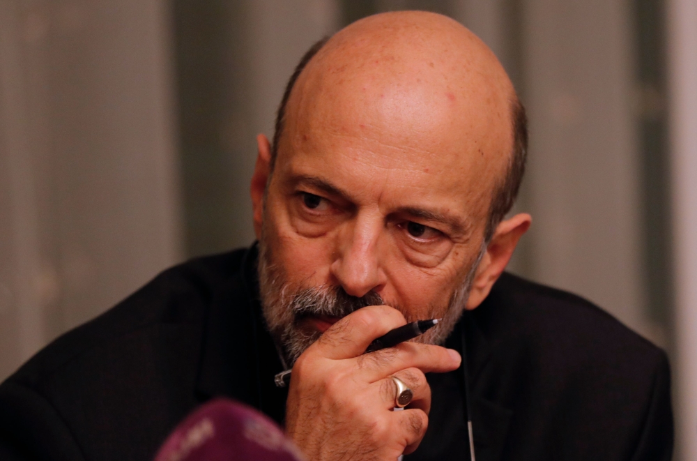 The newly appointed Jordanian Prime Minister Omar al-Razzaz (C) meets with member of Union leaders in Amman, on June 7, 2018.   AFP / Ahmad GHARABLI
