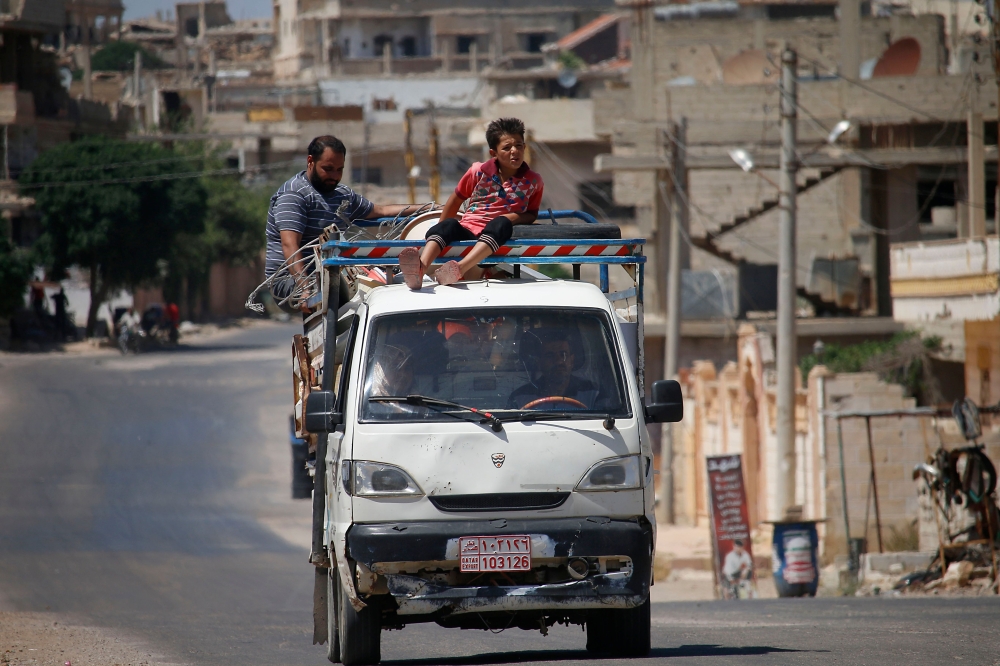 Syrians leave Daraa, southwestern Syria, after several days of intensified bombardment on June 23, 2018. AFP / Mohamad ABAZEED