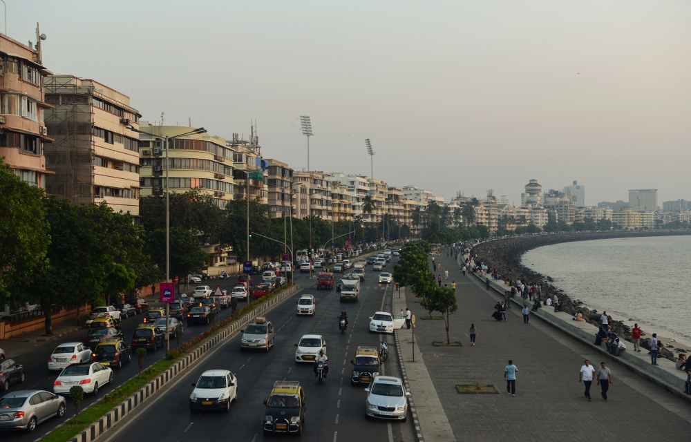 (FILES) This file photo taken on November 8, 2017 shows the Marine Drive seafront in Mumbai. AFP / PUNIT PARANJPE 