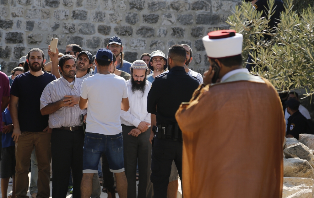 
More than 1,000 Israeli settlers including children are their way into East Jerusalem’s flashpoint Al-Aqsa Mosque compound backed by Israeli police officers, at the Al-Aqsa Complex in Jerusalem on July 22, 2018. (Mostafa Alkharouf/Anadolu Agency)
