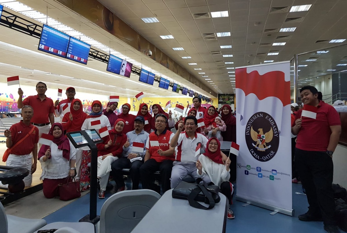 Indonesian Ambassador to Qatar Air Marshal (Ret) Muhammad Basri Sidehabi with community members during the bowling tournament.