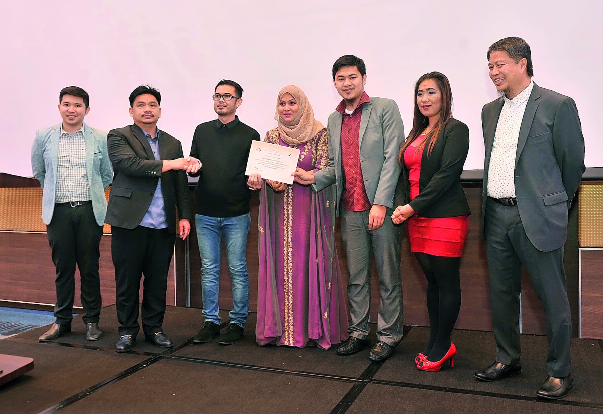 Philippine Labour Attaché David Des Dicang (second left) and UFOQ Chairman Henry Dimaano (third left) along with other UFOQ officials and council members at the UFOQ Thanksgiving and Recognition Night held at Holiday Inn on Friday. Pic: Baher Amin/The Pen