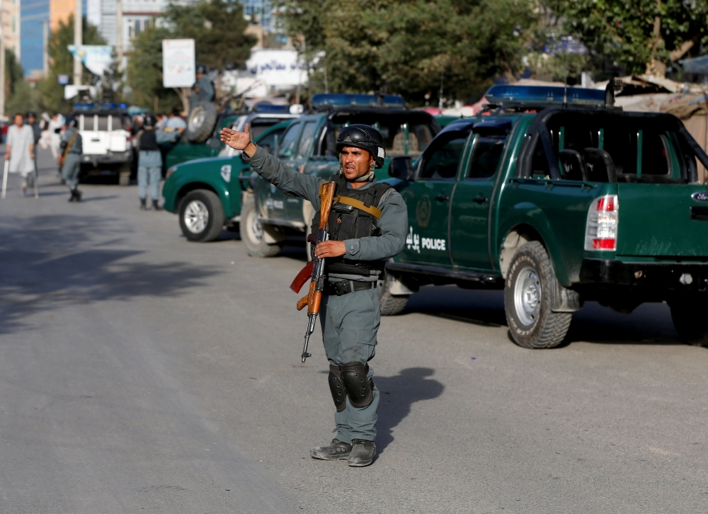 Afghan policemen arrive at the site of a suicide bomb attack in Kabul, Afghanistan August 15, 2018. (REUTERS/Omar Sobhani)