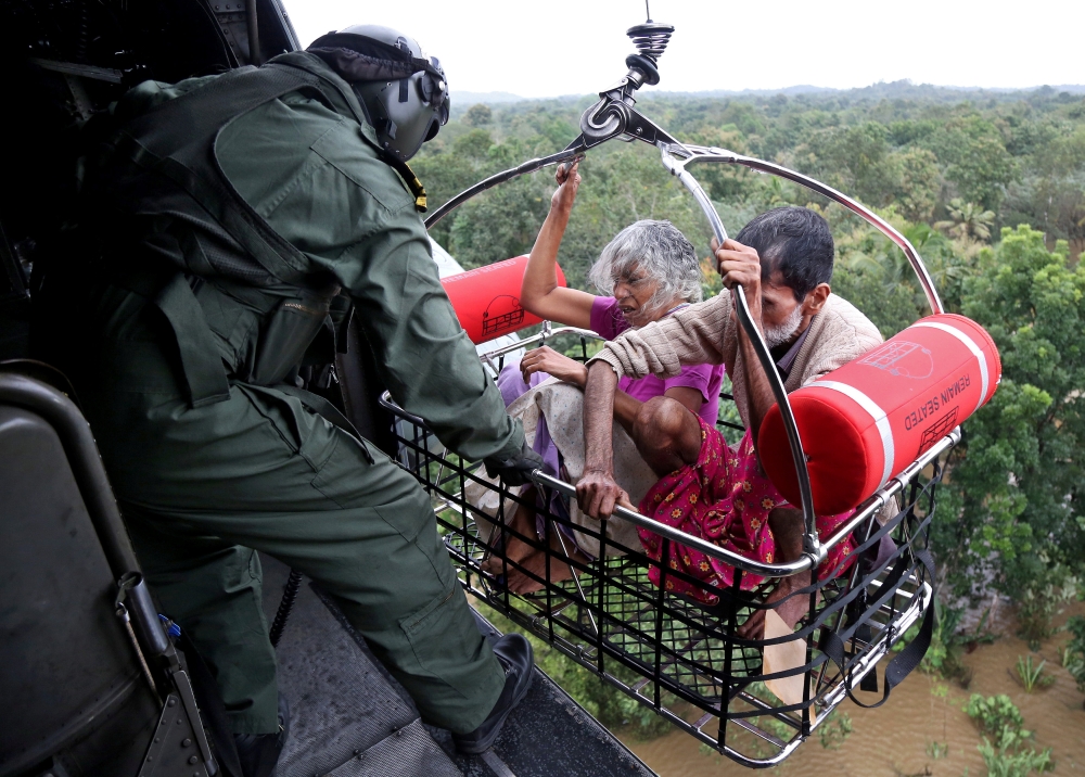 People are airlifted by the Indian Navy soldiers during a rescue operation at a flooded area in the southern state of Kerala, India, August 17, 2018. Reuters/Sivaram V