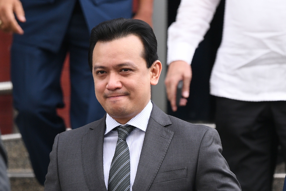 Philippines senator Antonio Trillanes leaves a police station after being arrested in Manila on 25 September 2018.  AFP / NOEL CELIS