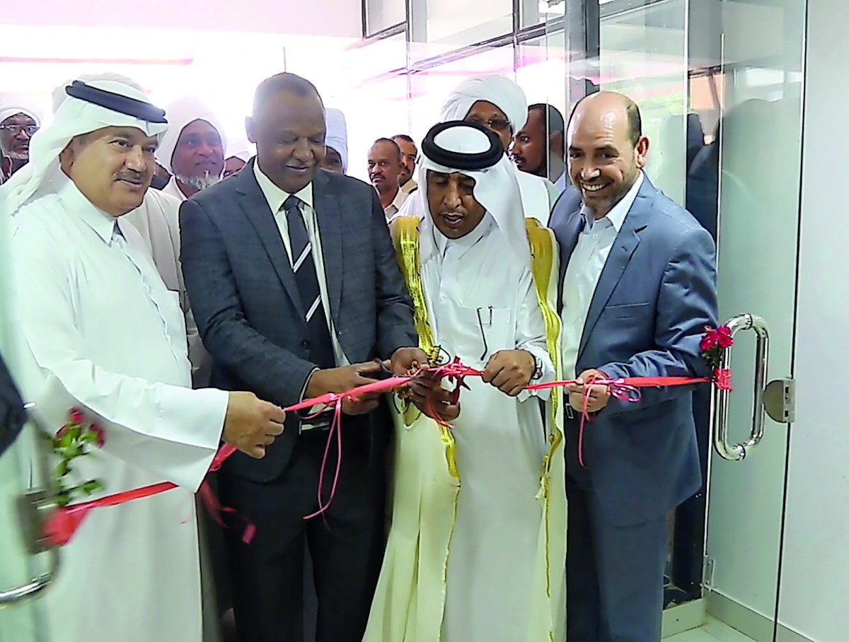 Mohammed Hatem Sulaiman (second left), Deputy Governor of Khartoum State, inaugurating the ‘Al Jaber Library’.