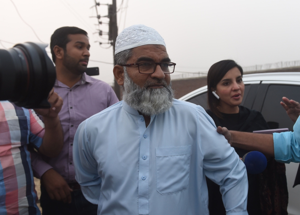Ameen Ansari (C), the father of six-year-old Zainab Fatima Ameen who was found raped and murdered, leaves the Kot Lakhpat Jail in Lahore on October 17, 2018 following the execution of Imran Ali, who was convicted of the crime. AFP / ARIF ALI