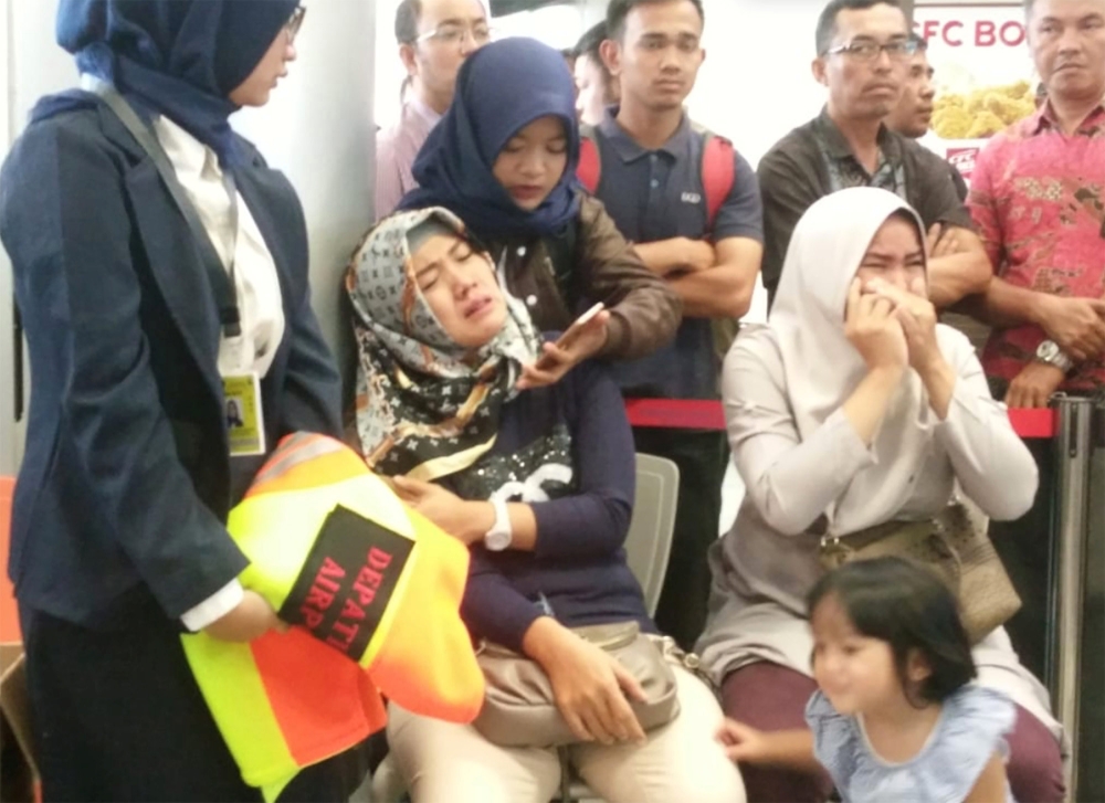 Relatives of passengers of Lion Air flight JT610 that crashed into the sea, cry at Depati Amir airport in Pangkal Pinang, Indonesia, October 29, 2018. Antara Foto/Elza Elvia via REUTERS 