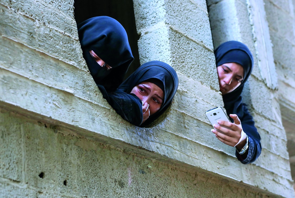 Palestinian relatives of fisherman Mustafa Abu Awda mourn during his funeral in Gaza city on November 8, 2018.  AFP / Mahmud Hams