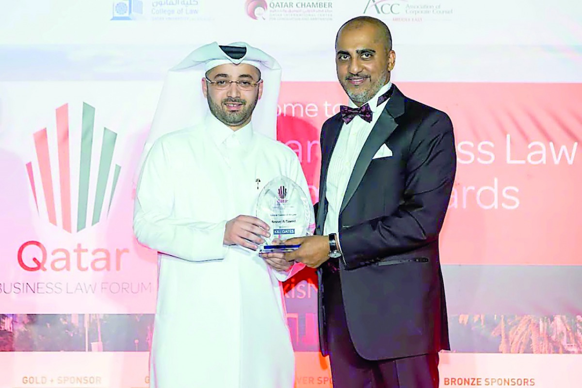 QFC’S Nasser Al Taweel (left), Chief Legal Officer and Board Secretary receiving the ‘General Counsel of the Year’ Award at the Qatar Business Law Forum & Awards.