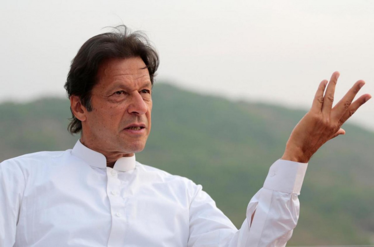 Imran Khan speaks with party leaders at his home in Bani Gala, outside Islamabad, Pakistan October 30, 2016. Reuters/Caren Firouz