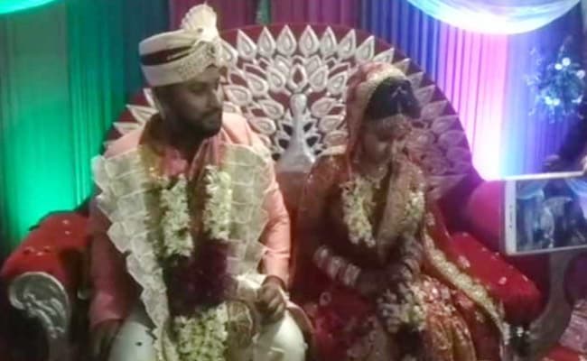The groom, bandaged up, returned to his bride-to-be just three hours later and performed his wedding rituals.
