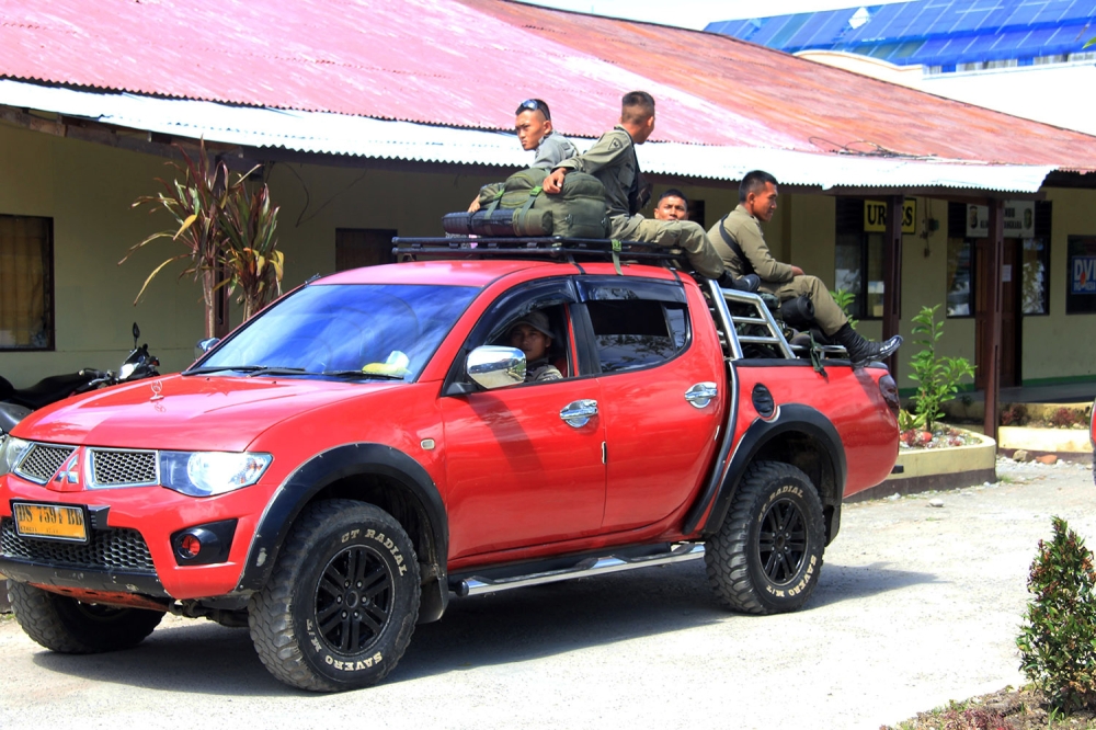 Indonesian Mobile Brigade Police head to Nduga, where 31 construction workers are believed to have been shot dead, from Wamena on December 4, 2018. / AFP / ANYONG 