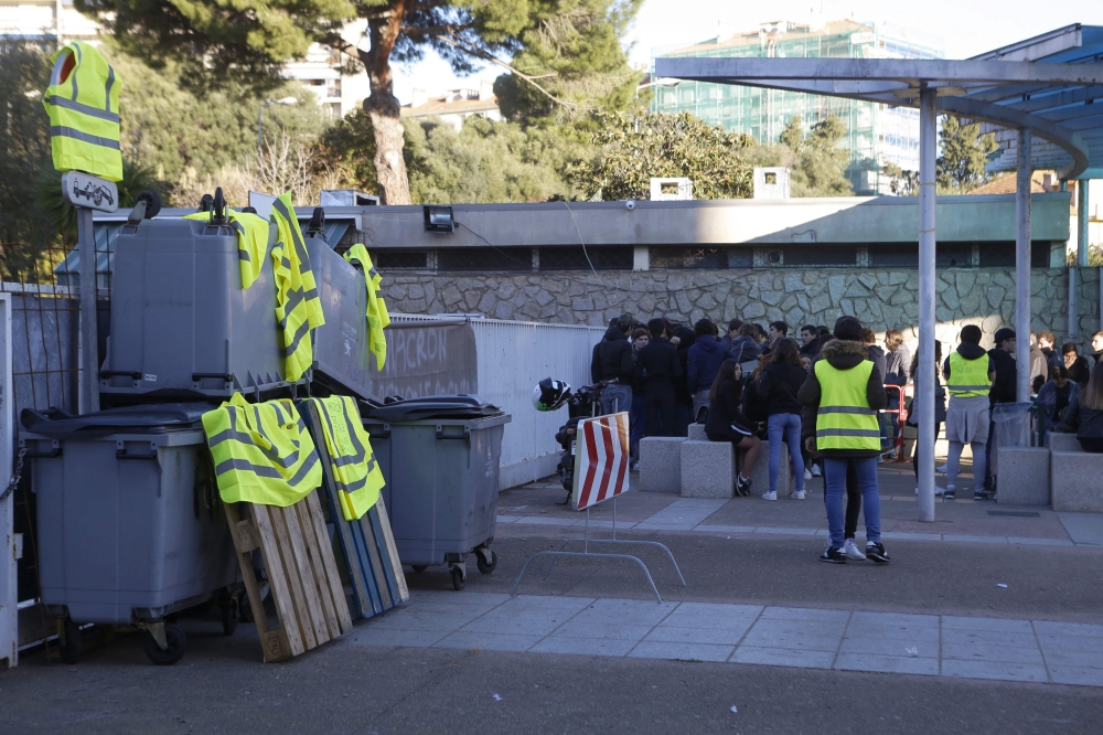 High school students stand in front of blocked Laetitia Bonaparte high school on December 5, 2018, in Ajaccio on the French Mediterranean Island of Corsica. AFP / PASCAL POCHARD-CASABIANCA