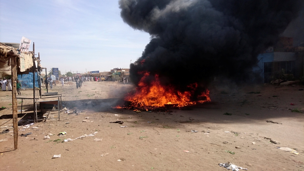 A bonfire is lit along the street during protests against price increases in Atbara, Nile River state in northeastern Sudan December 20, 2018. REUTERS/El Tayeb Siddig