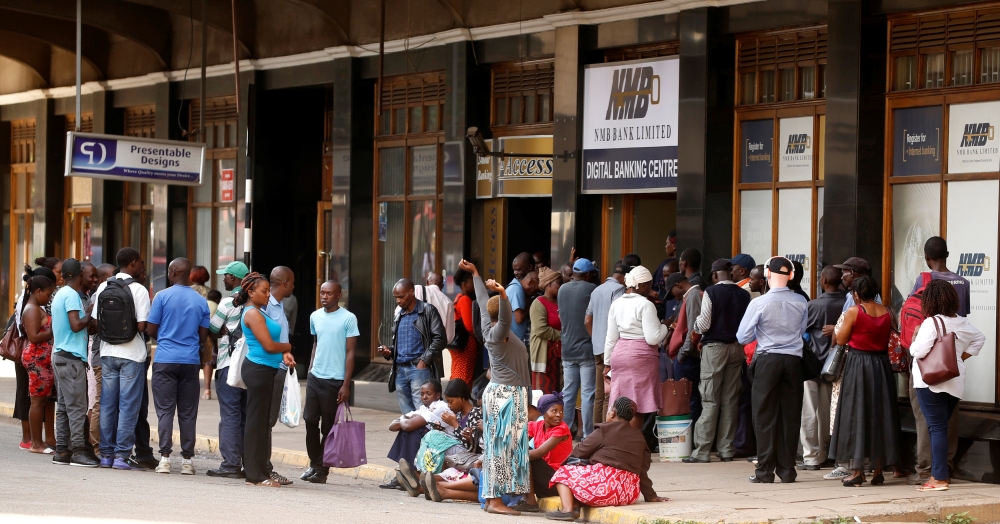 People queue to draw cash outside a bank in Harare, Zimbabwe, January 19, 2019. Reuters/Philimon Bulawayo