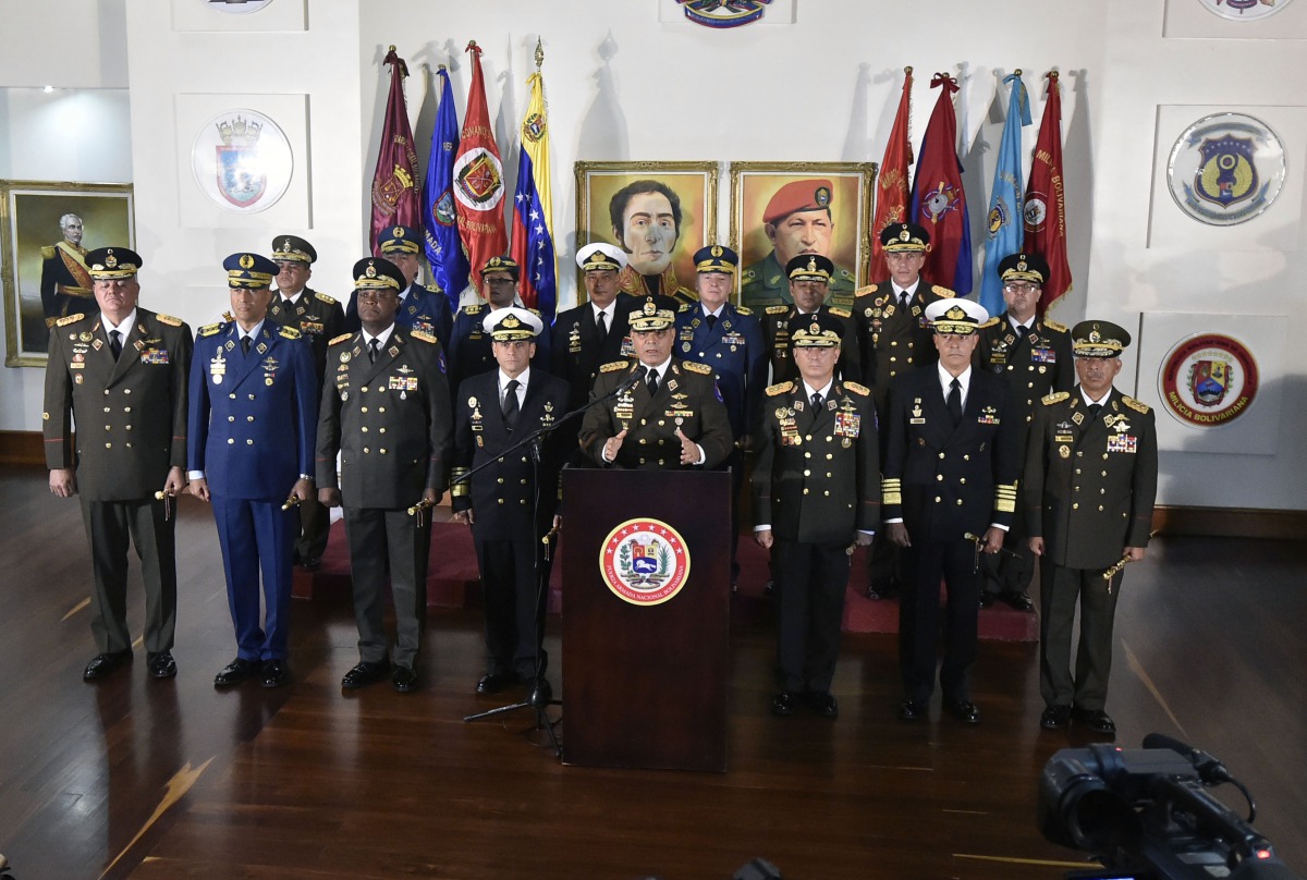 Venezuelan Defense Minister Vladimir Padrino Lopez (C) delivers a press conference in Caracas, along with members of the top military leadership 