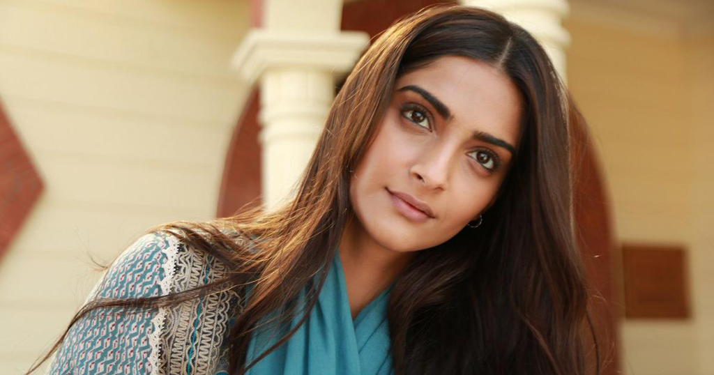 Still of the actress Sonam K. Ahuja from the movie Ek Ladki Ko Dekha Toh Aisa Laga.