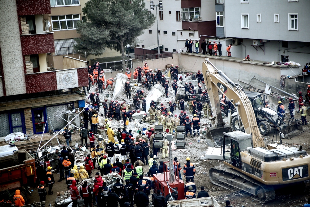 Search and rescue teams continue rescue work at the site of a building collapse in Kartal district of Istanbul, Turkey on February 08, 2019. (Ahmet Bolat/Anadolu Agency)
 