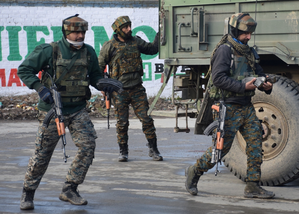 Indian Army soldiers arrive near the site of a gun battle between suspected militants and Indian security forces in Pinglan village in south Kashmir's Pulwama district February 18, 2019. REUTERS/Younis Khaliq 