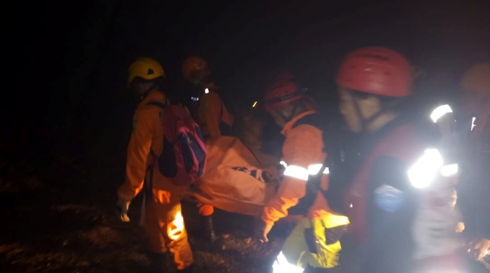 Rescue workers carry a body bag containing a victim following the collapse of an illegal gold mine at Bolaang Mongondow regency in North Sulawesi, Indonesia, February 26, 2019 in this photo taken by Antara Foto. Picture taken February 26, 2019. Antara Fot