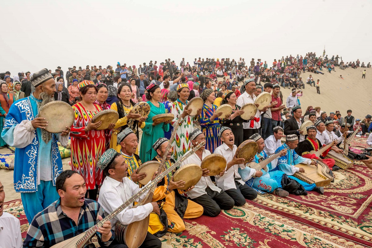 Folk artists play traditional music for tourists at Kashgar, Xinjiang, Uighur Autonomous Region, China May 2, 2016. Reuters
