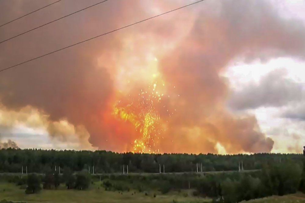 This screen grab from a video made on August 5, 2019 shows explosions at an ammunition depot near the town of Achinsk in the Krasnoyarsk region. / AFP / OSA TV / - 