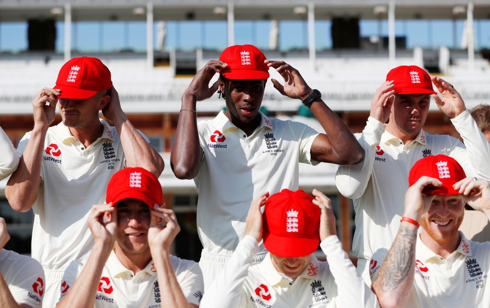 England's Jofra Archer and team mates prepare for a team group photo before nets. (Reuters/Paul Childs)