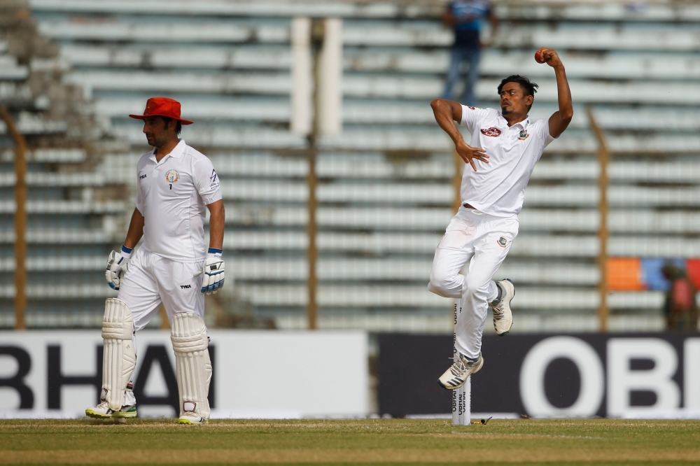 Bangladeshi cricketer Taijul Islam (R) delivers a ball during the first day of the one-off cricket Test match between Bangladesh and Afghanistan at the Zohur Ahmed Chowdhury Stadium in Chittagong on September 5, 2019. / AFP / STR
