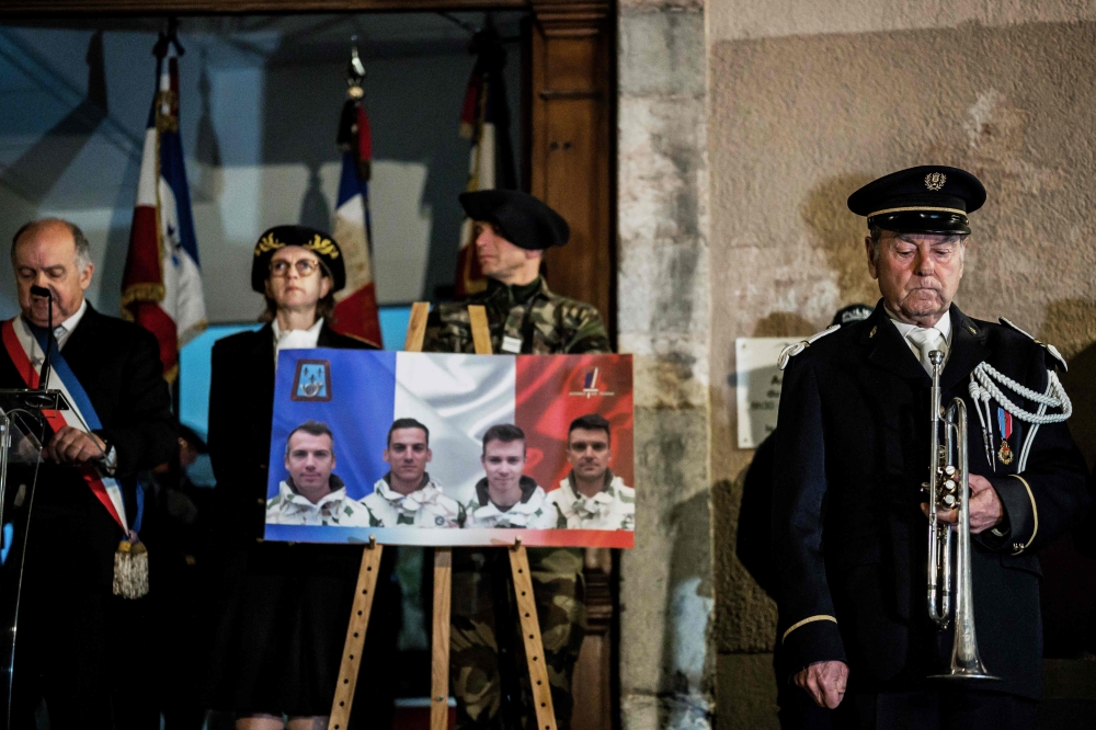 Gap inhabitants and soldiers pay tribute to the fourth soldiers of the city's regiment who died in Mali on November 25, in front of Gap’s city hall, on November 26, 2019.  AFP / Jeff Pachoud 