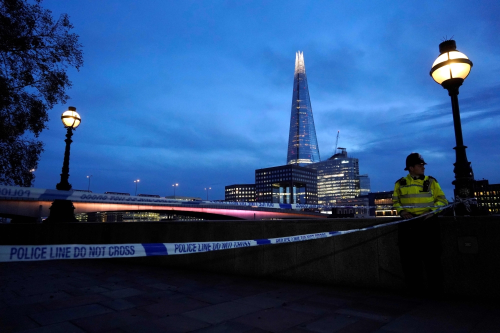 A police officers patrols near London Bridge in London, on November 30, 2019, following a terror incident on London Bridge the previous night. AFP / Niklas Halle'n
 