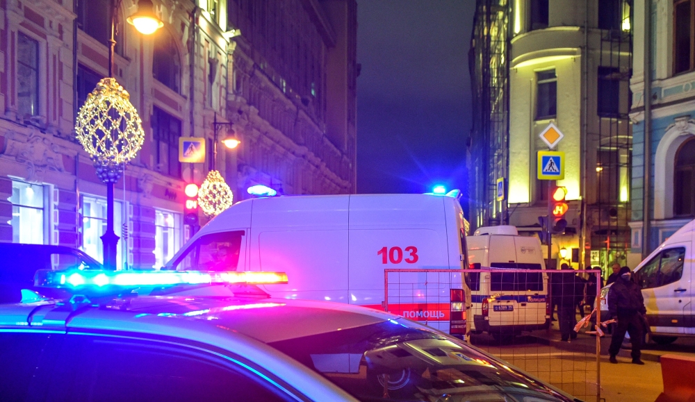 Russian police cars blocks a street next to the FSB security service's office in Moscow on December 19, 2019. (AFP / Vasily MAXIMOV)