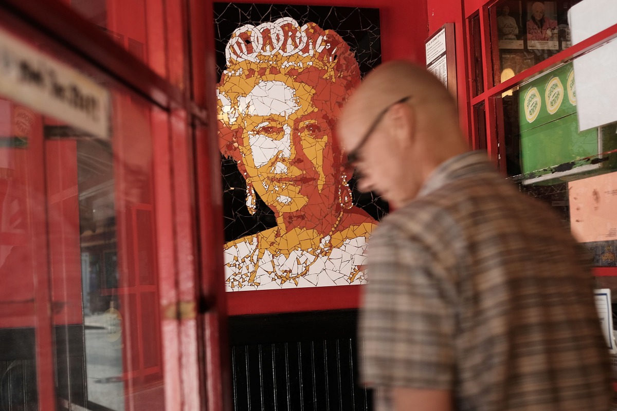 A portrait of Queen Elizabeth hangs on a wall at a  British restaurant in Manhattan on June 24, 2016. AFP / Getty Images