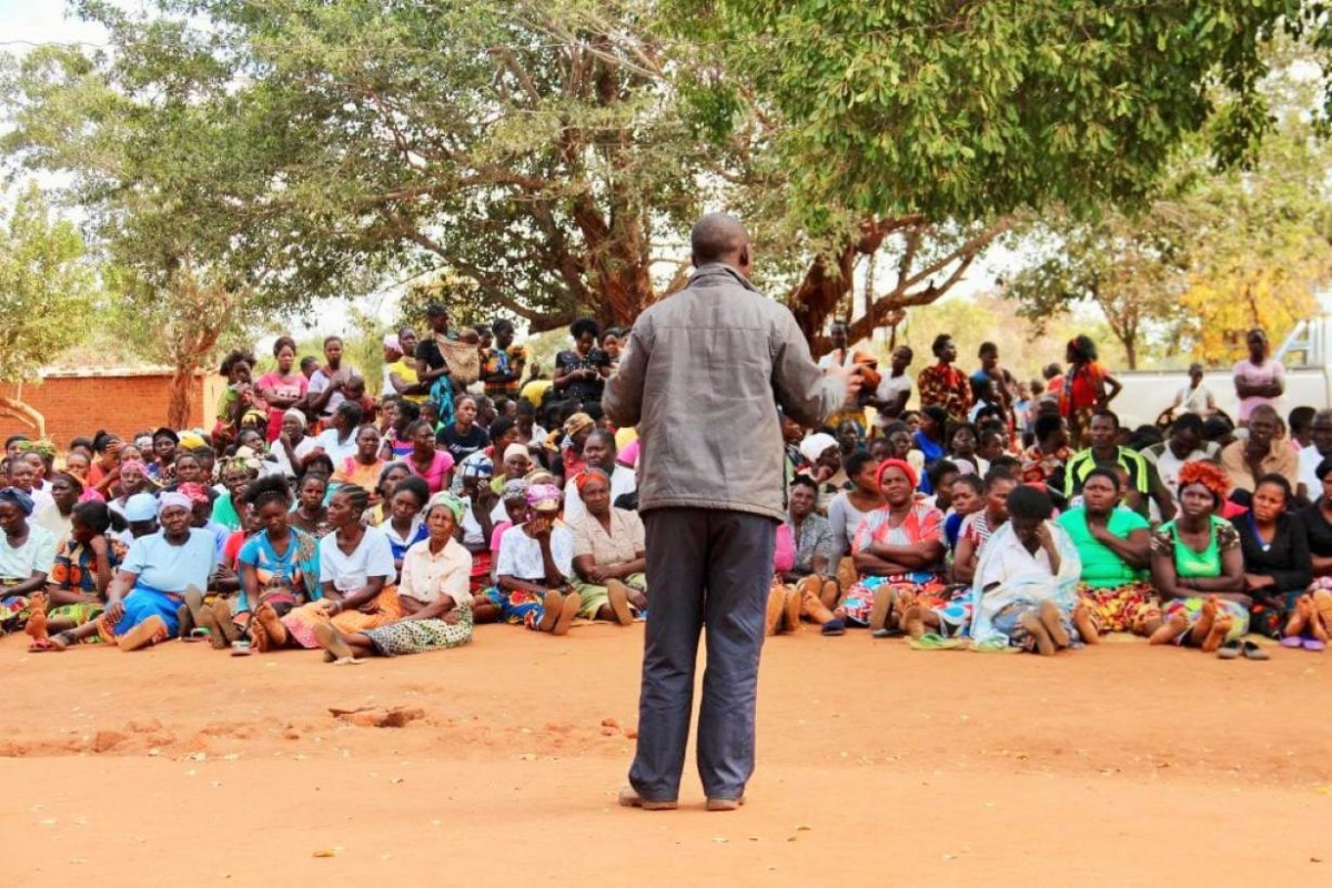An extension worker provides information to Zambian farmers. (UNCG Zambia Handout / Moses Zangar, Jr. & Georgina Smith)