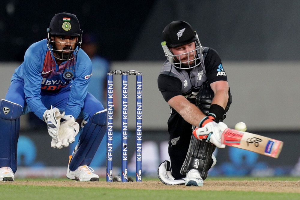  New Zealand’s wicketkeeper Tim Seifert (R) bats fielded by India’s wicketkeeper Lokesh Rahul (L) during the second Twenty20 cricket match between New Zealand and India at Eden Park in Auckland on January 26, 2020. / AFP / DAVID ROWLAND