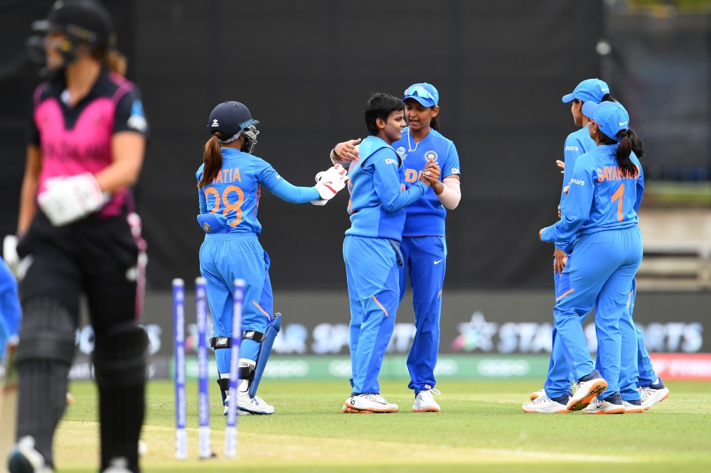 India's Deepti Sharma (C) celebrates the dismissal of New Zealand's Suzie Bates (L) with teammates during the Twenty20 women's World Cup cricket match between New Zealand and India in Melbourne on February 27, 2020./ AFP / William WEST / 


