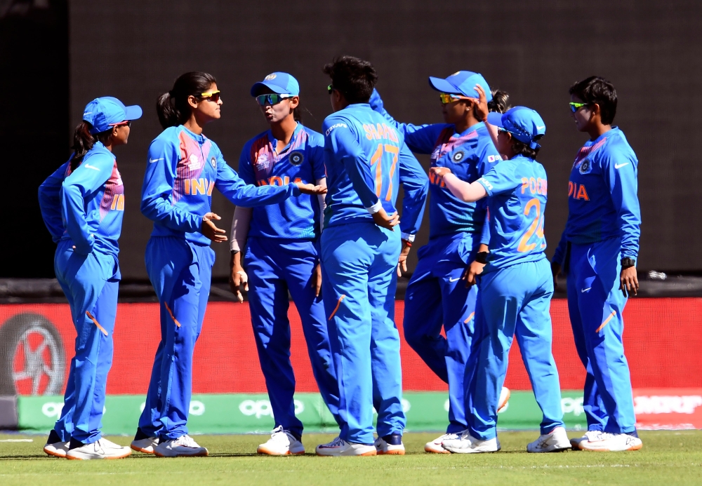 India's Radha Yadav (2/L) celebrates with teammates after dismissing Sri Lanka batswoman Chamari Atapattu during their Twenty20 women's World Cup cricket match in Melbourne on February 29, 2020. / AFP / WILLIAM WEST /