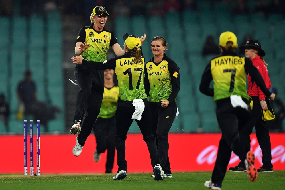 Australia's players celebrate after winning against South Africa during the Twenty20 women's World Cup semi-final cricket match between Australia and South Africa in Sydney on March 5, 2020. (AFP / Saeed KHAN)